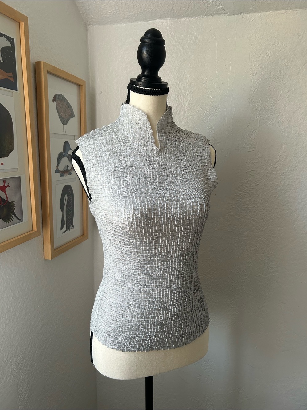 Plisse Sleeveless Textured Mock Neck Top in Light Gray Large